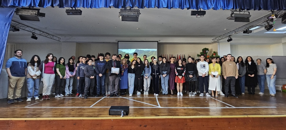 La Embajada y el Consulado de Colombia en Azerbaiyán celebran la diversidad cultural en el Colegio "Oxbridge Academy" durante la Semana Internacional