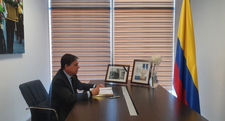La Embajada de Colombia en Azerbaiyán abre el libro de condolencias por el fallecimiento del maestro Fernando Botero