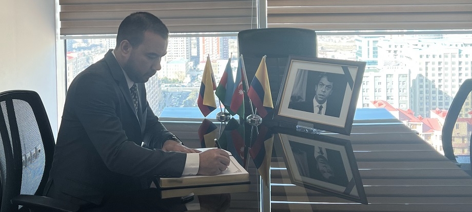 Embajada de Colombia en Azerbaiyán rinde homenaje a Rodrigo Pardo García-Peña con libro de condolencias