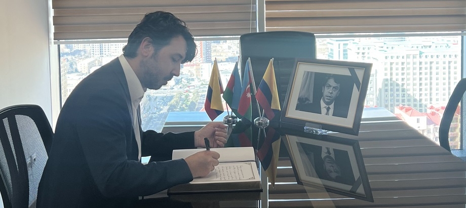 Embajada de Colombia en Azerbaiyán rinde homenaje a Rodrigo Pardo García-Peña con libro de condolencias
