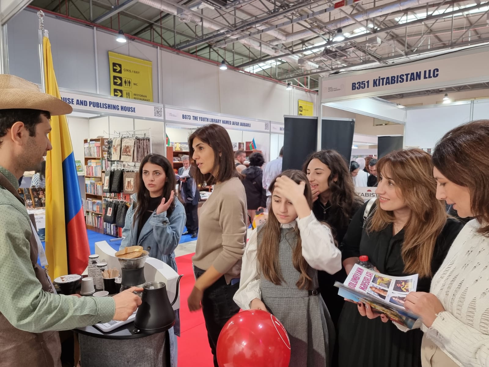 La Embajada de Colombia en Bakú, Azerbaiyán participa en la 9ª Feria Internacional del Libro de Bakú