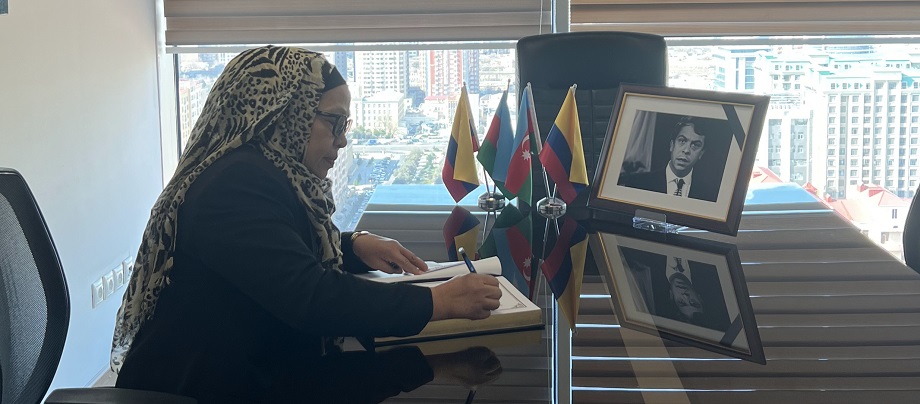 Embajada de Colombia en Azerbaiyán rinde homenaje a Rodrigo Pardo García-Peña con libro de condolencias