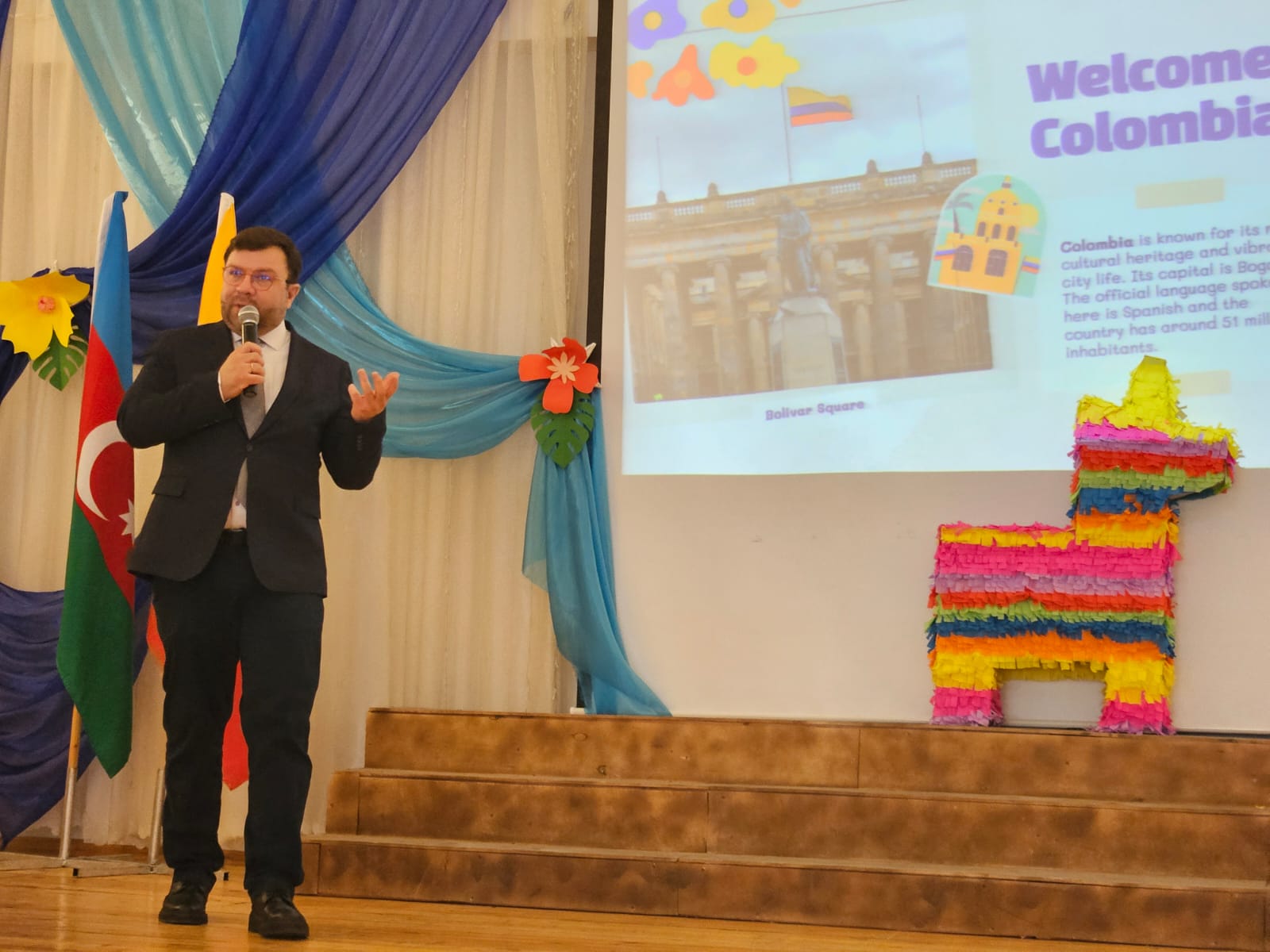 El Cónsul de Colombia en Azerbaiyán realiza presentación en la British School in Baku sobre personajes colombianos célebres