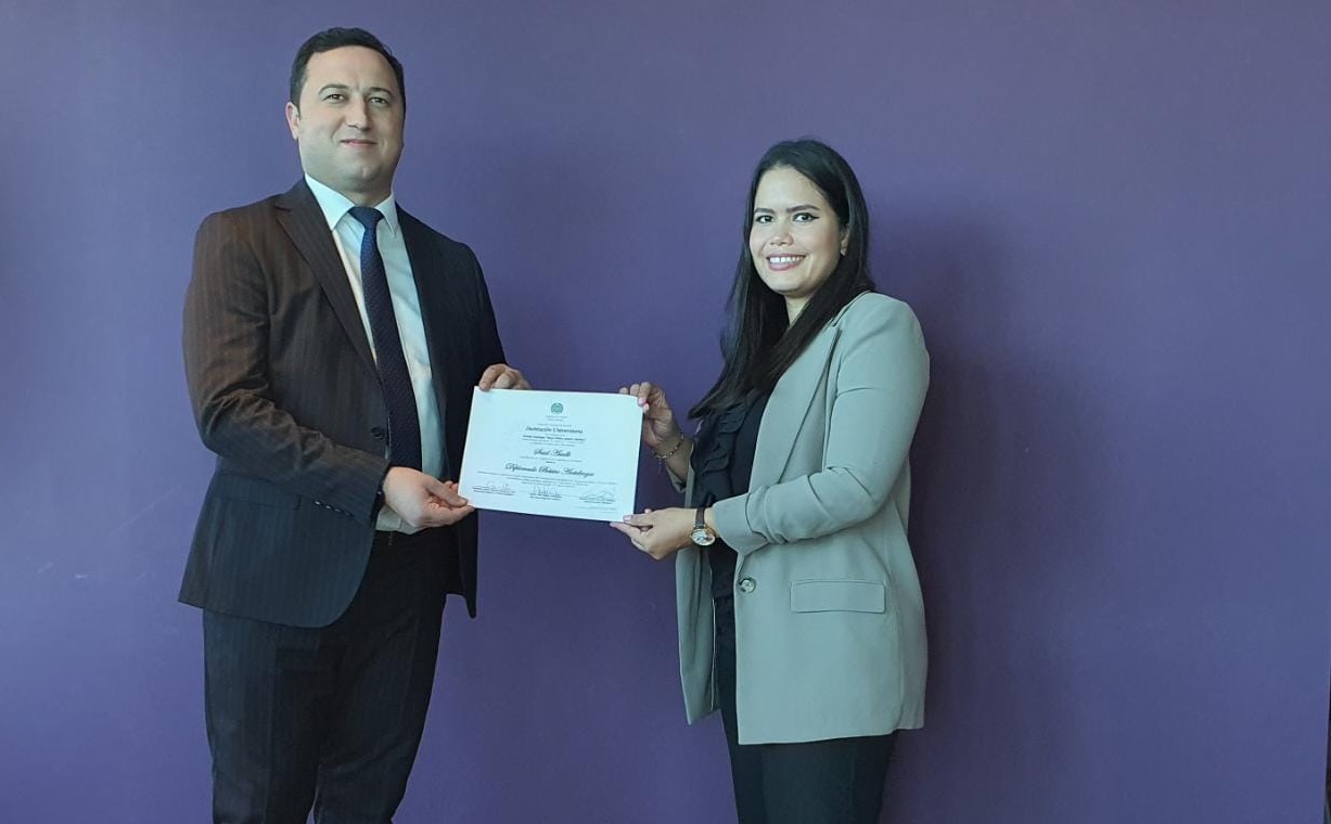 Entrega de certificados a miembros de la Policía Nacional de Azerbaiyán por su participación en Cursos de Control Antidrogas.