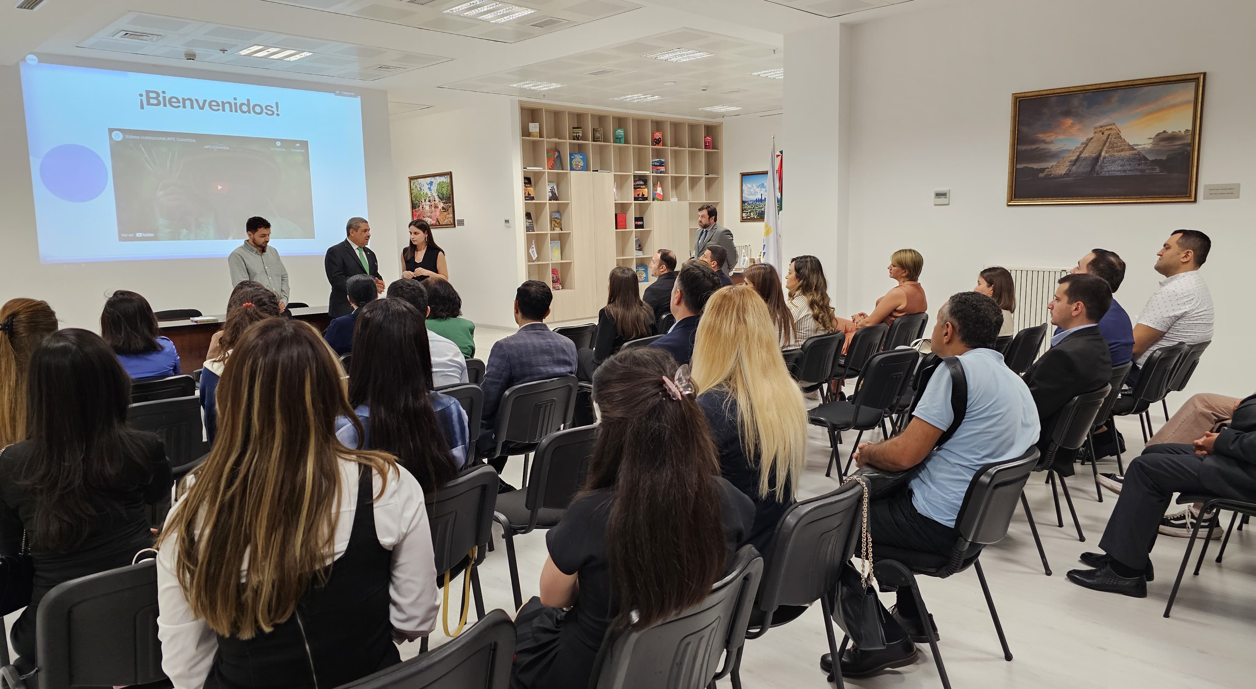 Personas reunidas en el lanzamiento de los cursos de español 