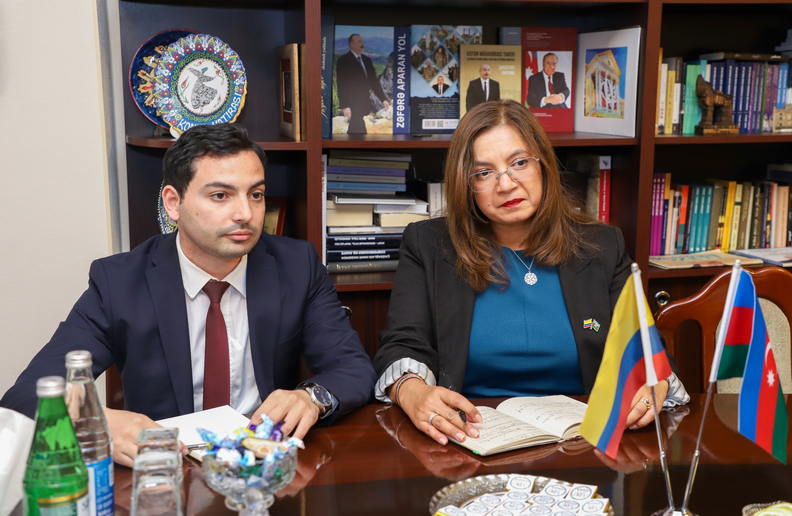 Embajadora de Colombia se reunió con el Rector de la Universidad de Lenguas de Azerbaiyán para fortalecer la cooperación académica y cultural