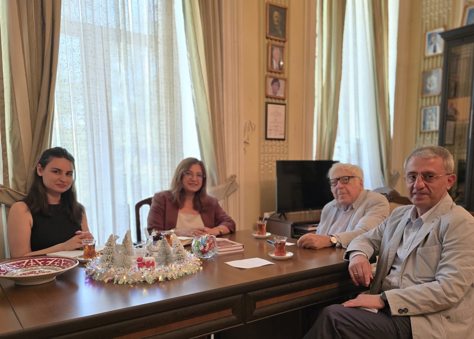 Embajadora de Colombia sostuvo una reunión con la Unión de Escritores de Azerbaiyán para fortalecer la cooperación literaria y cultural