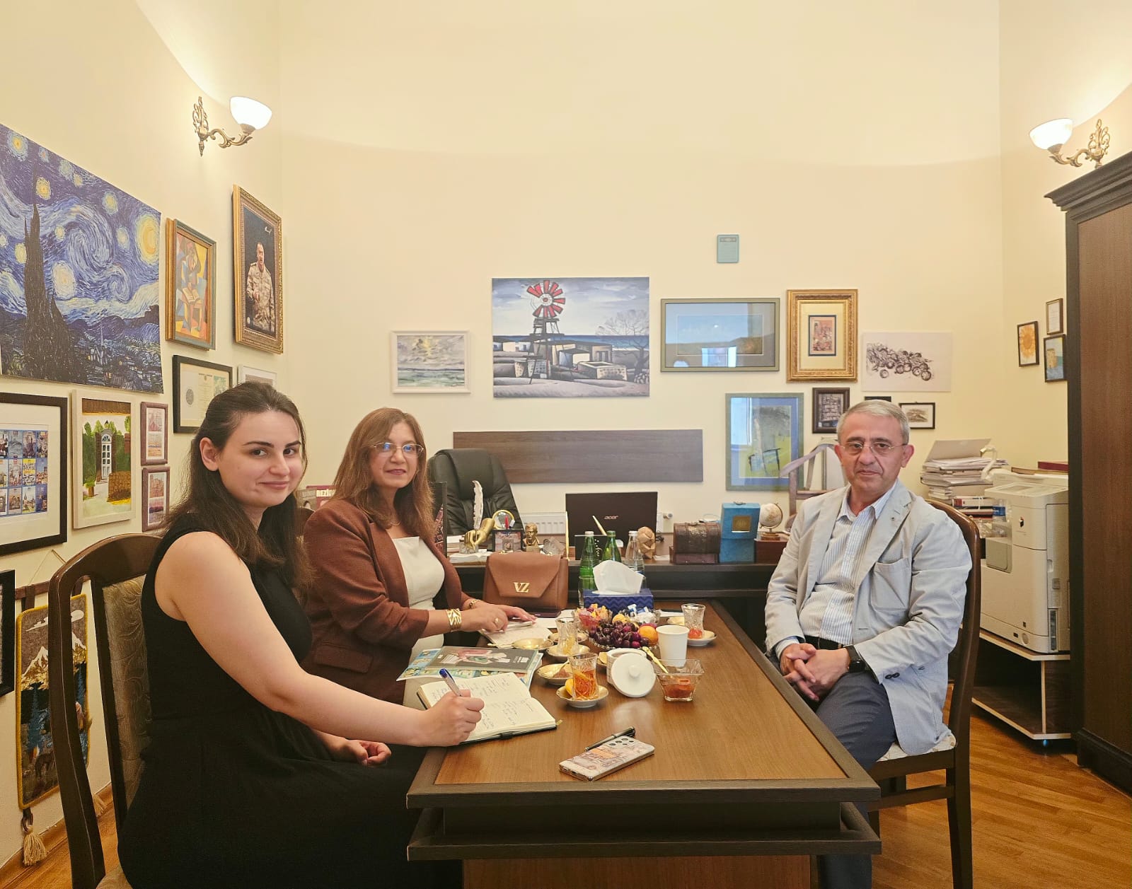 Embajadora de Colombia sostuvo una reunión con la Unión de Escritores de Azerbaiyán para fortalecer la cooperación literaria y cultural