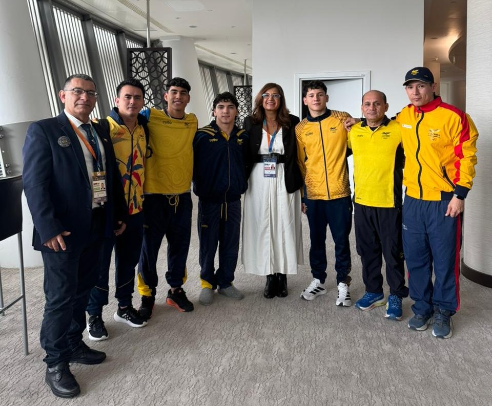 Embajadora Nelsy Munar con el equipo de gimnastas colombianos que viajaron a Bakú para participar en la Copa del Mundo de Gimnasia Artística de la Federación Internacional de Gimnasia (FIG)