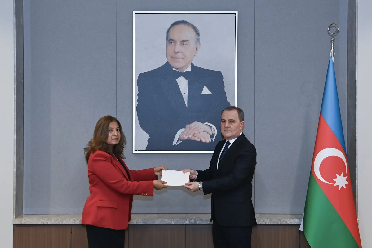 La Embajadora de Colombia en Azerbaiyán presentó copias de sus cartas credenciales al ministro de Asuntos Exteriores de Azerbaiyán