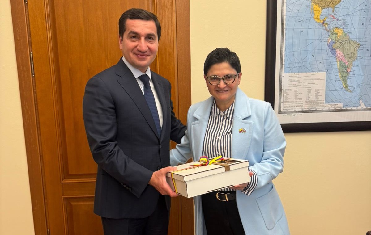 Reunión con el asistente del presidente de Azerbaiyán