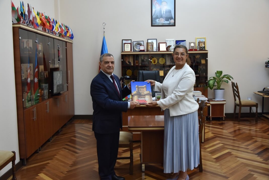 Embajadora de Colombia visitó la Biblioteca Nacional de Azerbaiyán para fortalecer la cooperación cultural y bibliográfica