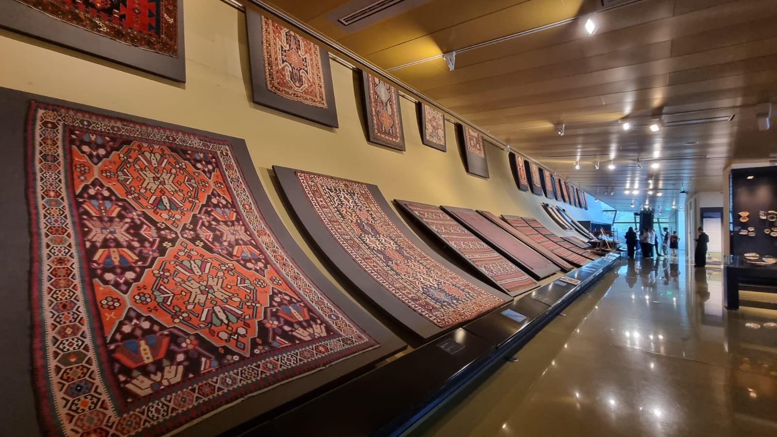 La Embajadora de Colombia se reunió con la Directora del Museo Nacional de la Alfombra de Azerbaiyán para fortalecer la cooperación cultural