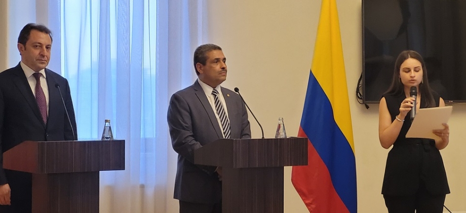 El Embajador Luis Fernando Cuartas Ayala agradece la asistencia de todos los presentes.