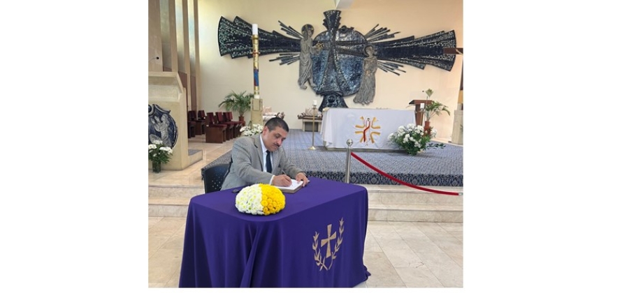 Embajador de Colombia firma libro de condolencias por el fallecimiento de Su Santidad el Papa Francisco