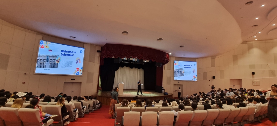 Cónsul de Colombia en Azerbaiyán realiza presentación cultural en la European Azerbaijan School