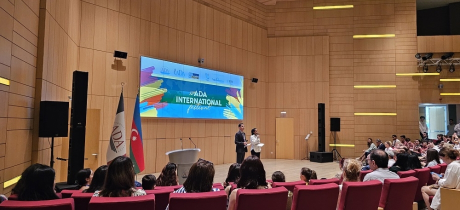 La Embajada de Colombia en Azerbaiyán participa en el 12º Festival internacional de la Universidad de ADA