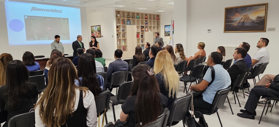 Personas reunidas en el lanzamiento de los cursos de español 