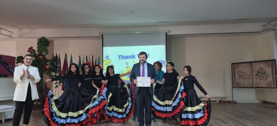 Cónsul de Colombia en Azerbaiyán realiza presentación en el Colegio Oxbridge sobre personajes colombianos célebres