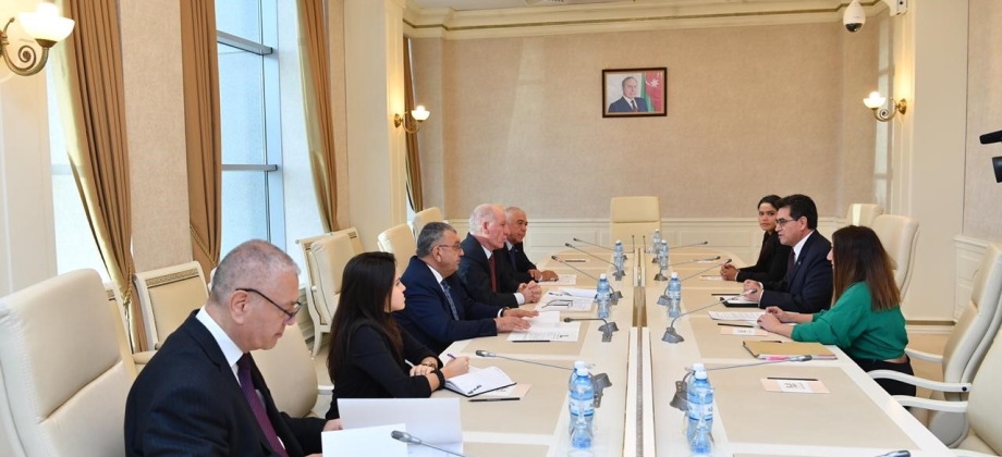 Embajador realizó una visita de cortesía al Parlamento de Azerbaiyán