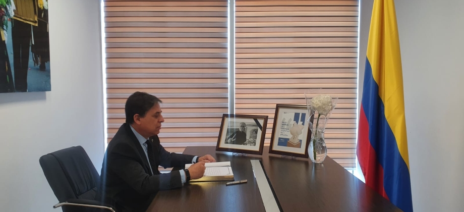 La Embajada de Colombia en Azerbaiyán abre el libro de condolencias por el fallecimiento del maestro Fernando Botero