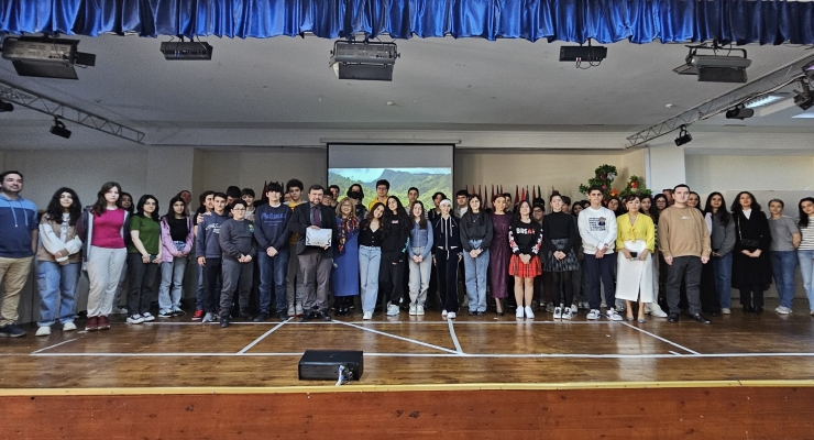 La Embajada y el Consulado de Colombia en Azerbaiyán celebran la diversidad cultural en el Colegio "Oxbridge Academy" durante la Semana Internacional