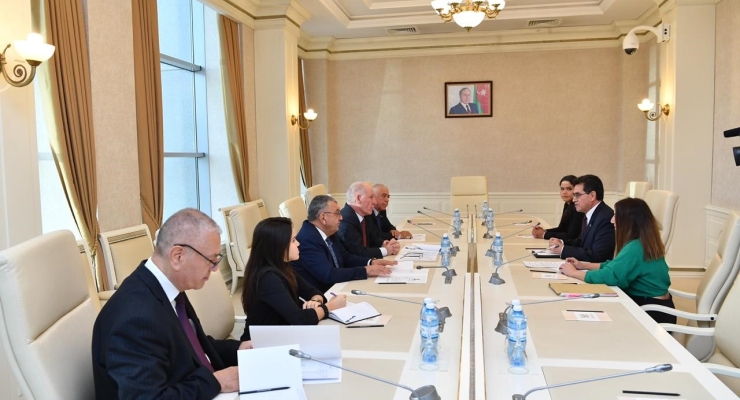 Embajador realizó una visita de cortesía al Parlamento de Azerbaiyán