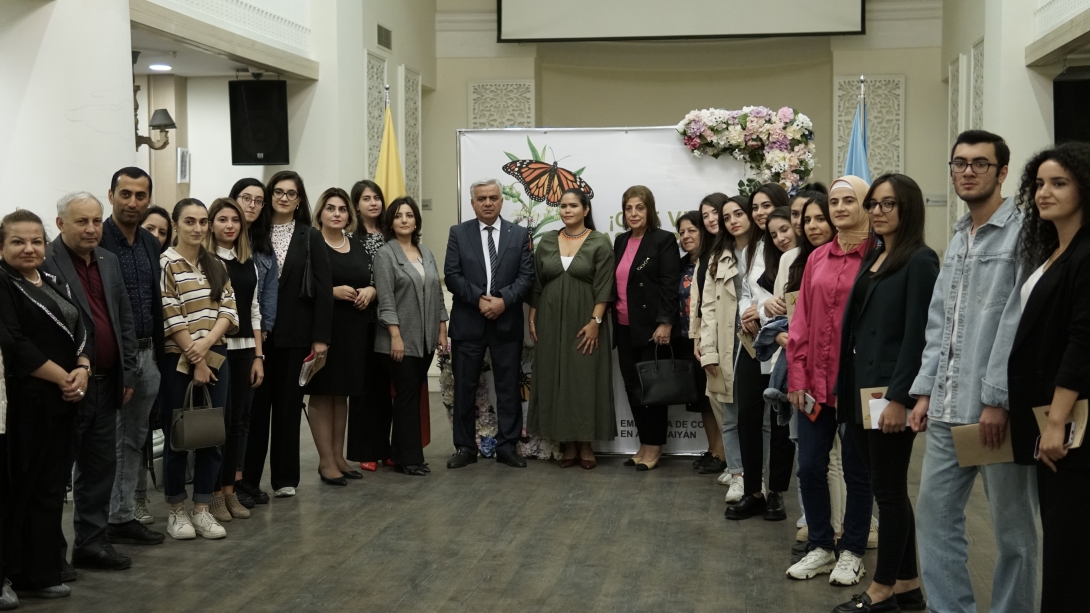 La Encargada de Negocios a.i. María Angélica Steer, junto con los directivos, cuerpo docente y estudiantes de la Facultad de Biología de la Universidad Estatal de Bakú.